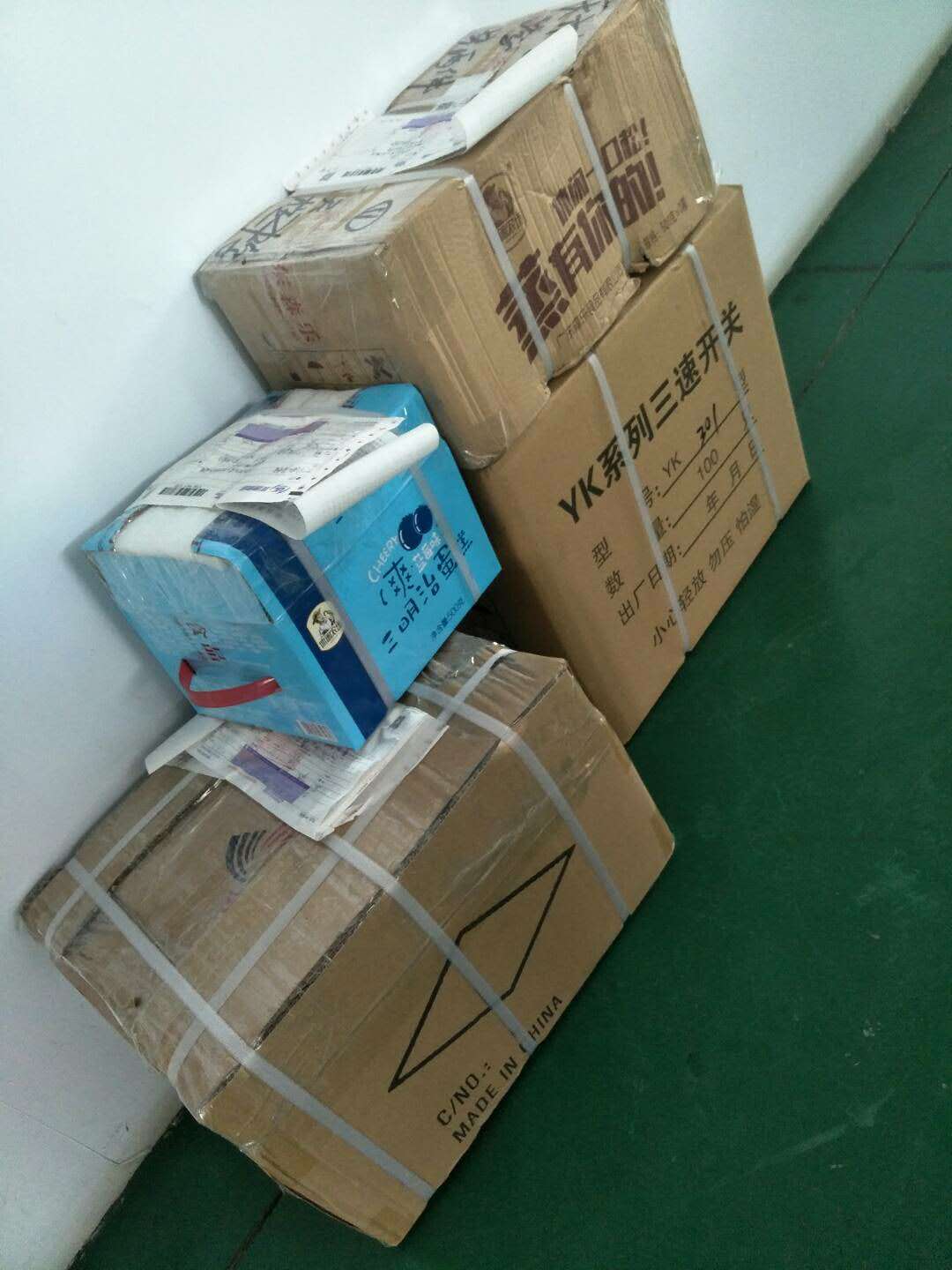 发往北京，杭州，西安和成都方向的中央空调液晶温控器今天发货